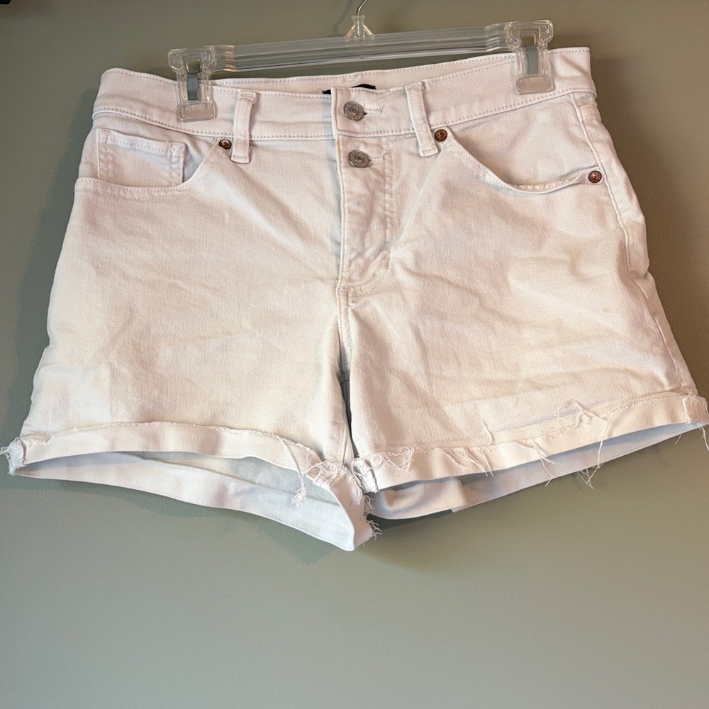 Women’s Express mid rise White Denim Shorts size 6.